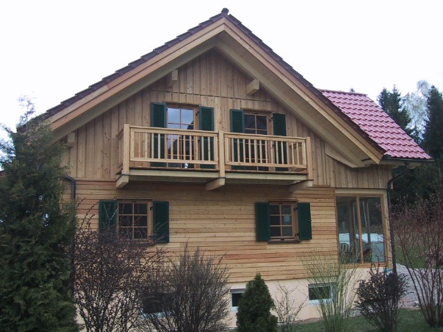 Hiša z lesenimi polkni