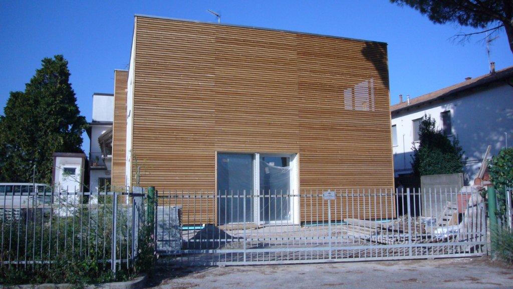 Lärchenholzfassade am Haus in Italien