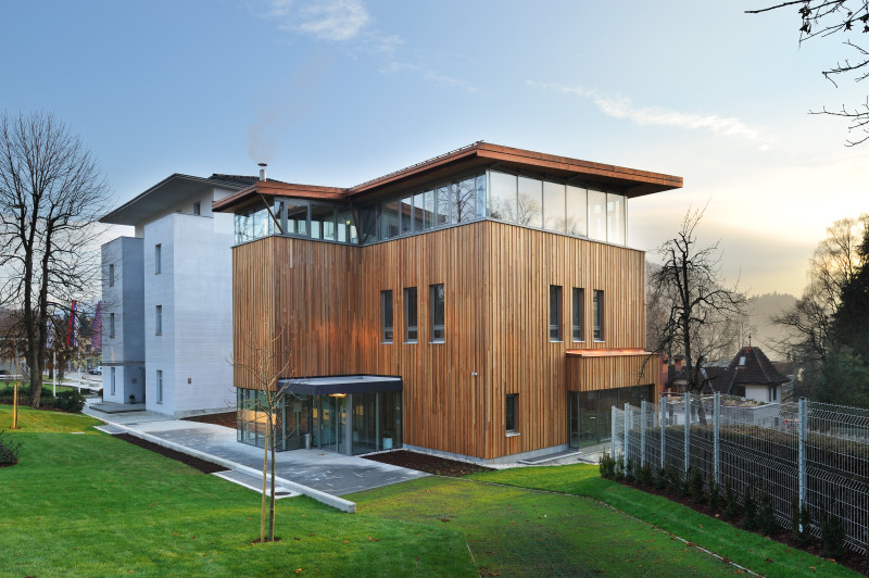 A cedar facade for a business school