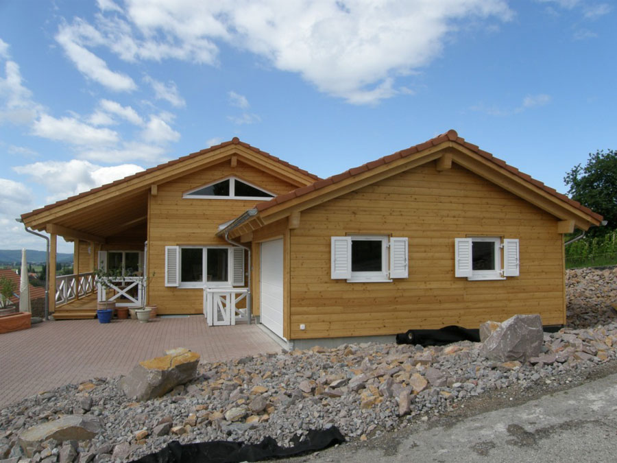Low-energy house with a larch façade