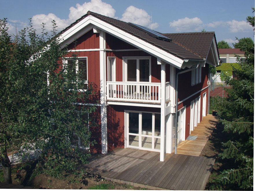 Kuća s crvenom drvenom fasadom