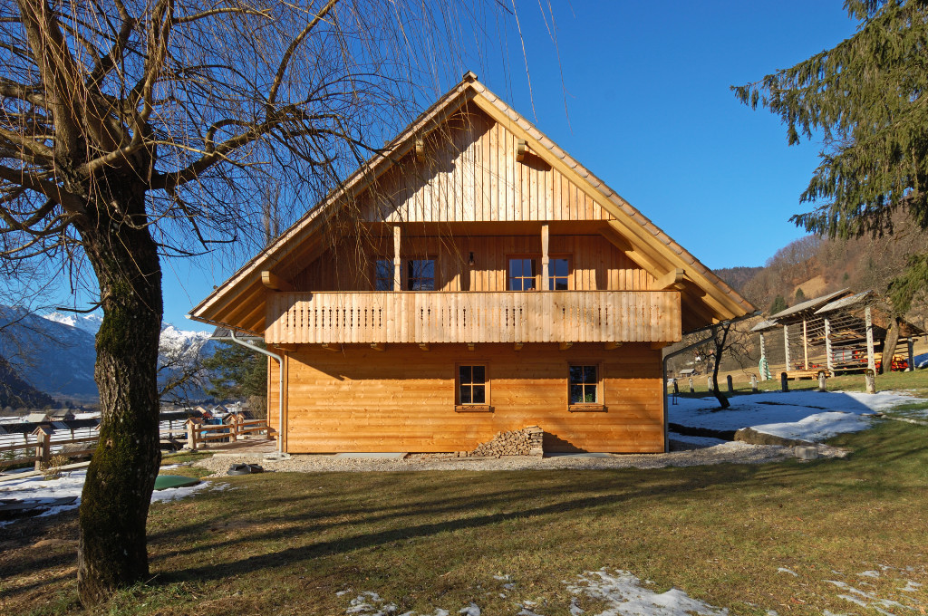 Kuća s drvenim krovnim pokrovom