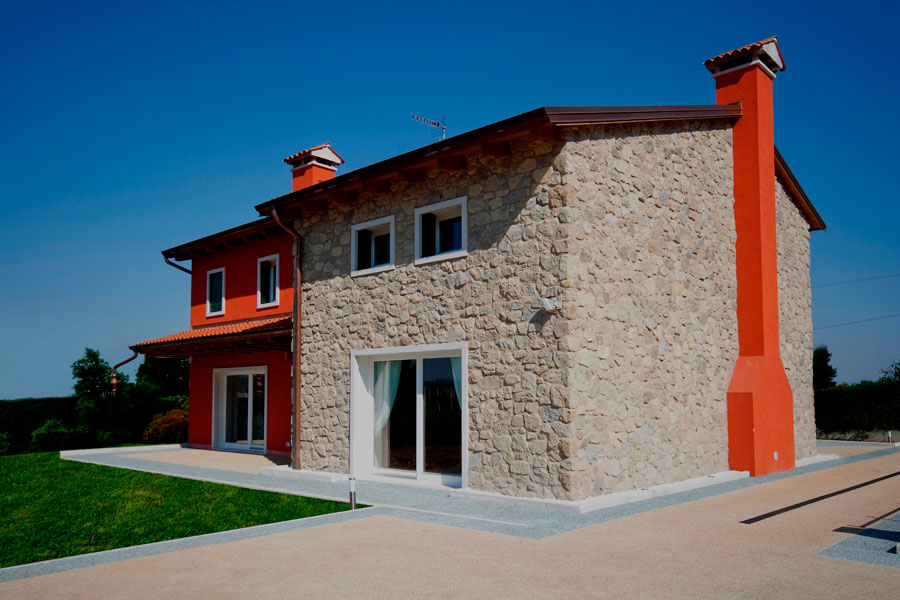 Drvena kuća s kamenom fasadom